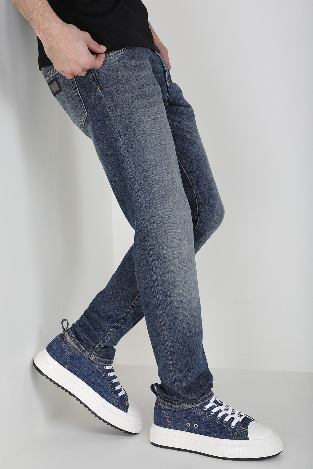 תמונת כל הלוק של נעלי סניקרס ג'ינס DSQUARED2
